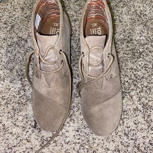 Size 7 Toms tan wedge boots